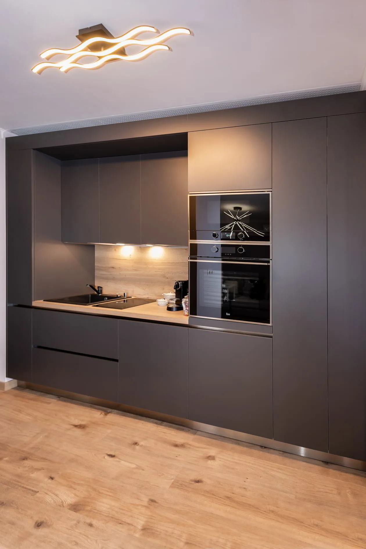 Mobila Bucatarie pe un perete, unita cu Living-Room si Hol, 63m², x H 244cm — Fara spatii deshise — foto 1 din 2