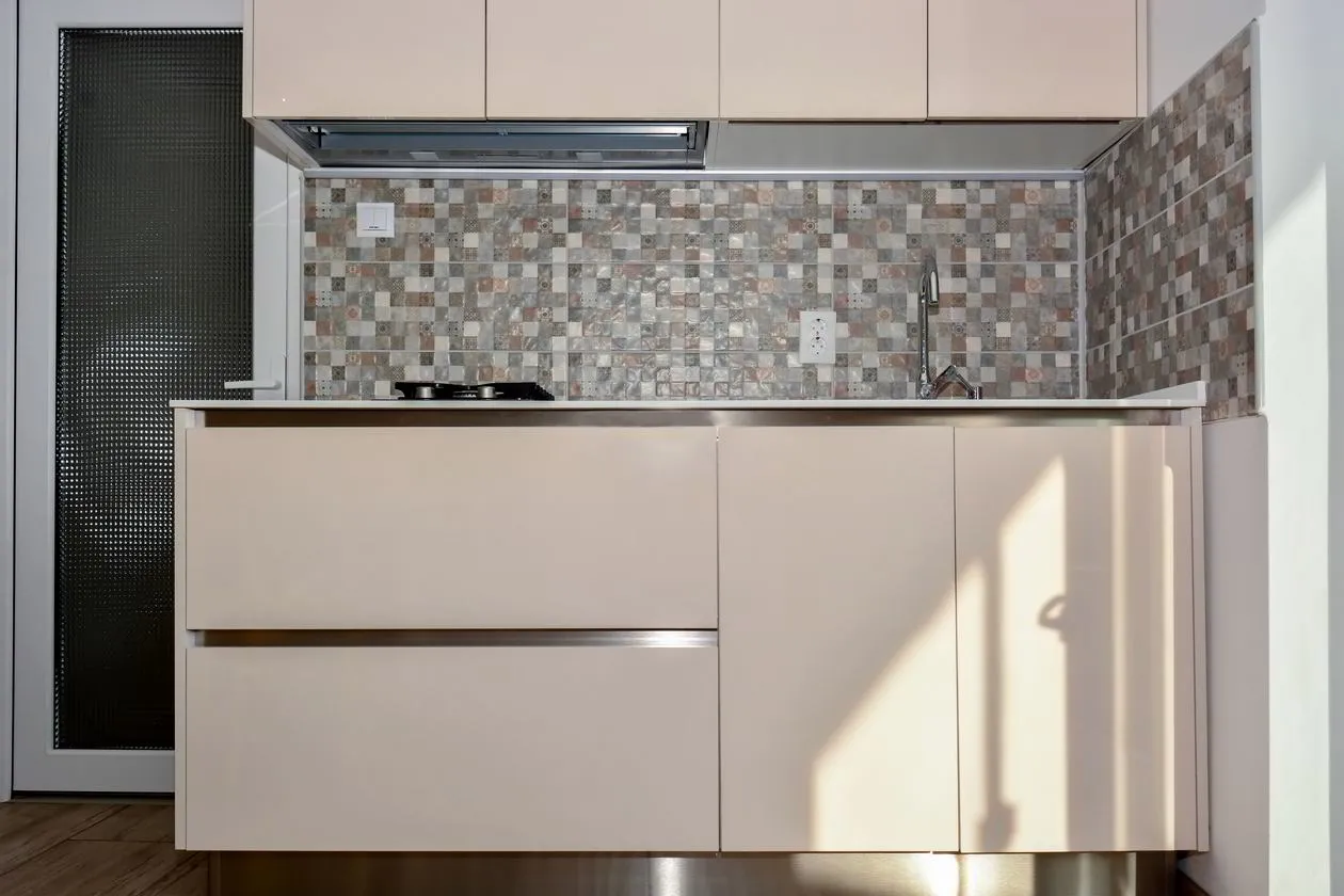 Mobila Bucatarie pe un perete, unita cu Living-Room si Hol, 63m², x H 244cm — Sistem fara manere GOLA — foto 2 din 2