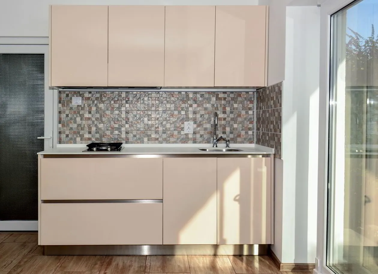 Mobila Bucatarie pe un perete, unita cu Living-Room si Hol, 63m², x H 244cm — Sistem fara manere GOLA — foto 1 din 2