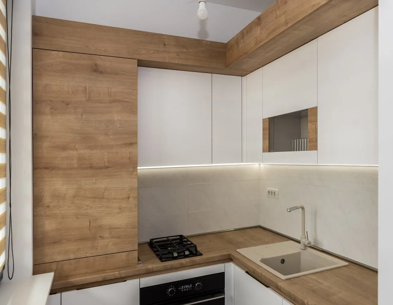 Mobila Bucatarie pe un perete, unita cu Living-Room si Hol, 63m², x H 244cm — Blat de lucru laminat cu cant postformat 38mm — foto 1 din 3