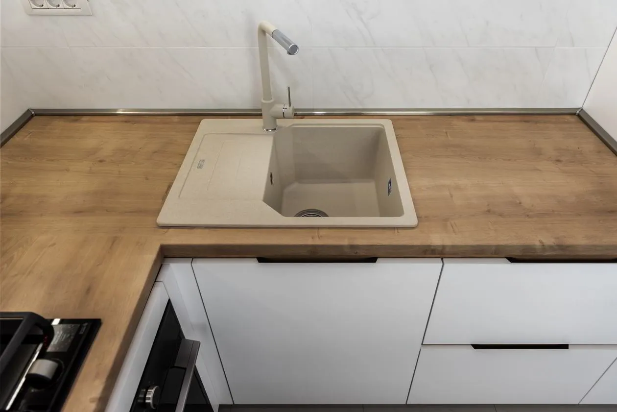 Mobila Bucatarie pe un perete, unita cu Living-Room si Hol, 63m², x H 244cm — Blat de lucru laminat cu cant postformat 38mm — foto 2 din 3