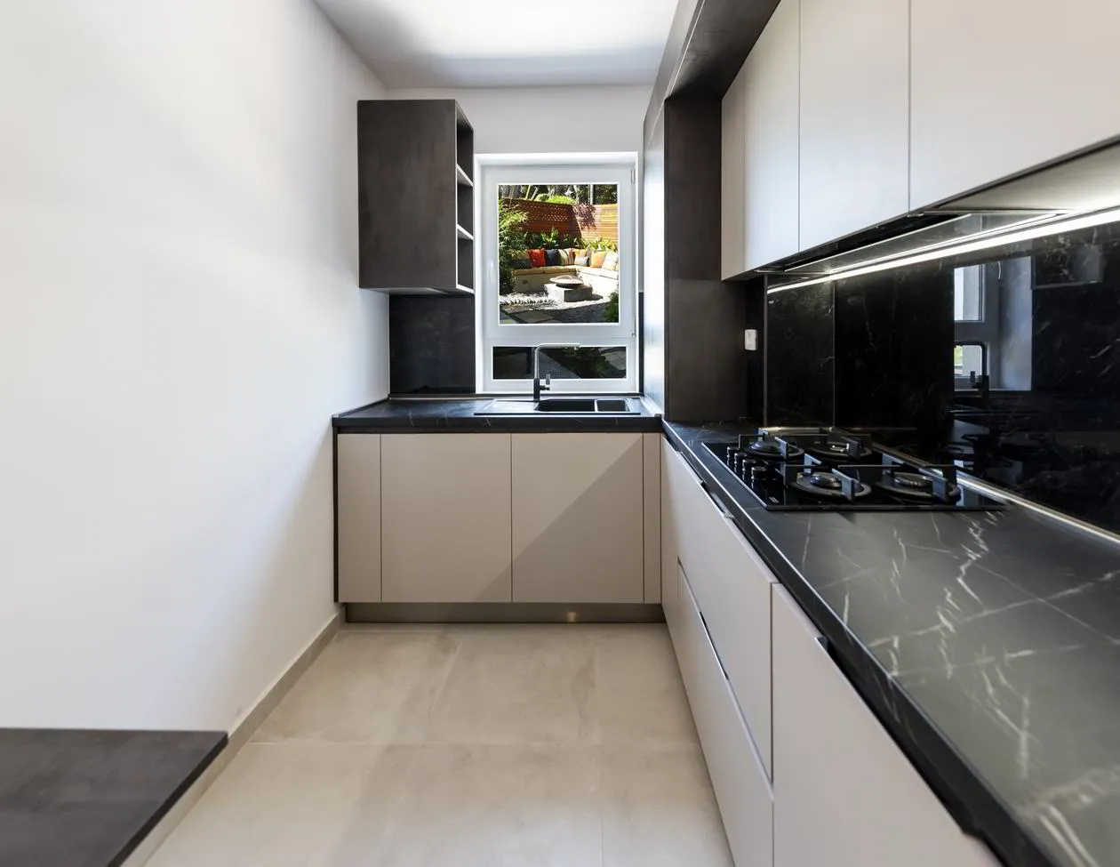 Mobila Bucatarie pe un perete, unita cu Living-Room si Hol, 63m², x H 244cm — Baterie montata pe chiuveta — foto 1 din 2