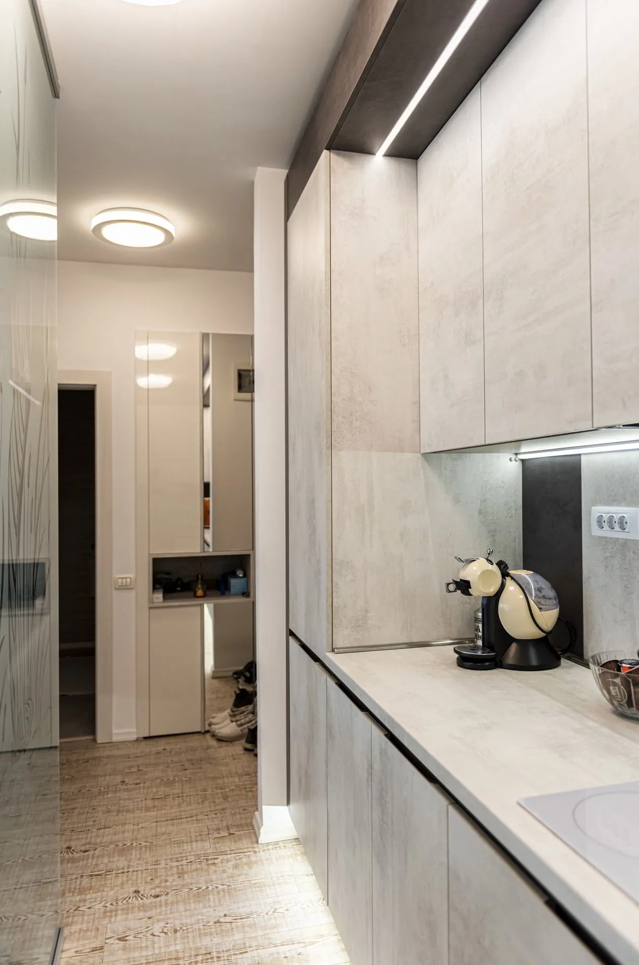 Mobila Bucatarie pe un perete, unita cu Living-Room si Hol, 63m², x H 244cm — Combina frigorifica montata in coloana — foto 1 din 2