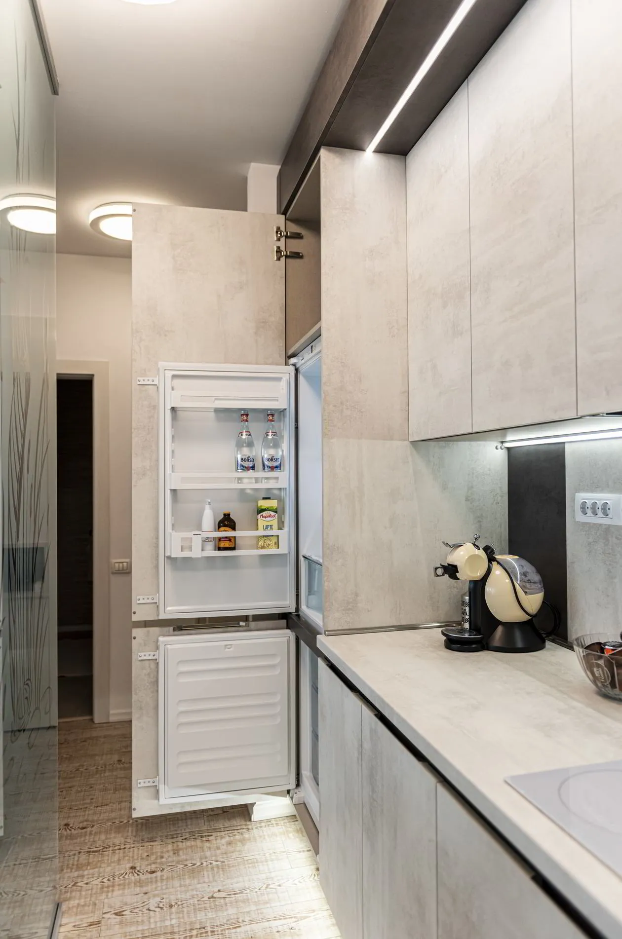 Mobila Bucatarie pe un perete, unita cu Living-Room si Hol, 63m², x H 244cm — Combina frigorifica montata in coloana — foto 2 din 2