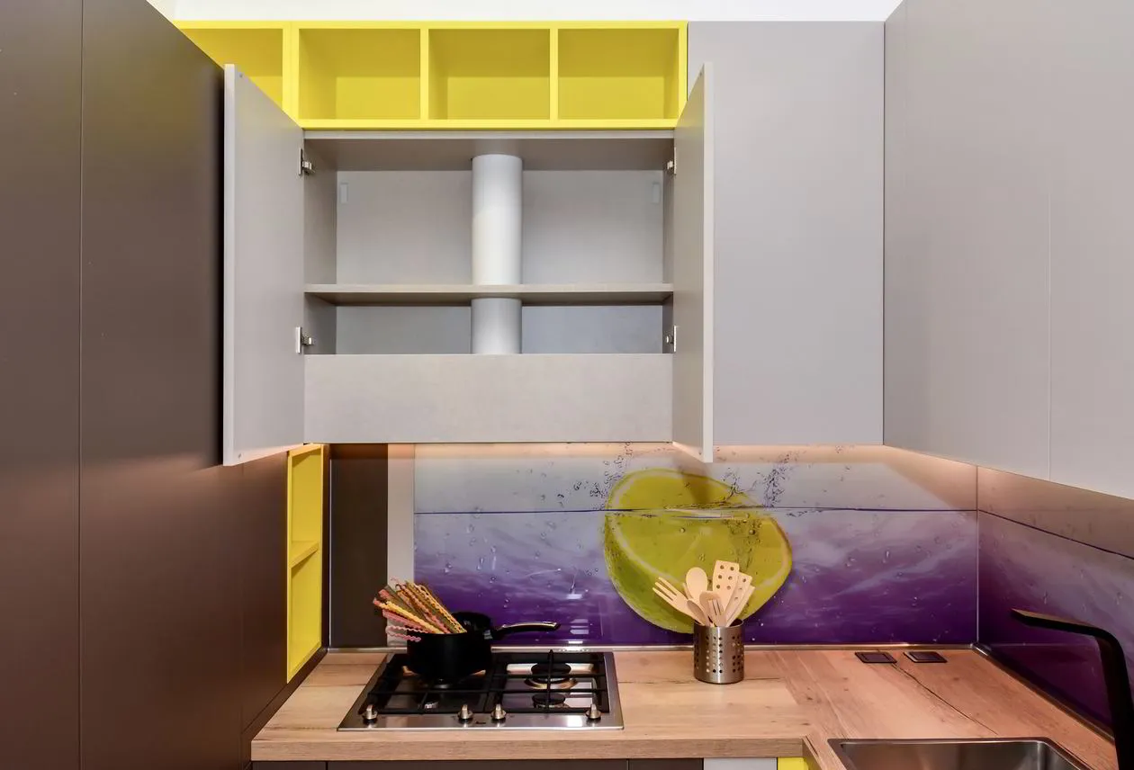 Mobila Bucatarie pe un perete, unita cu Living-Room si Hol, 63m², x H 244cm — Hota incorporata in suspendat invizibila — foto 2 din 2