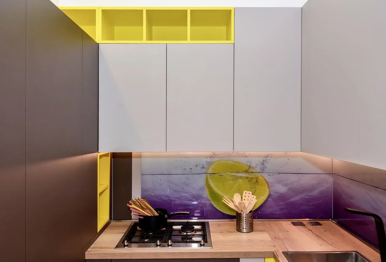 Mobila Bucatarie pe un perete, unita cu Living-Room si Hol, 63m², x H 244cm — Hota incorporata in suspendat invizibila — foto 1 din 2