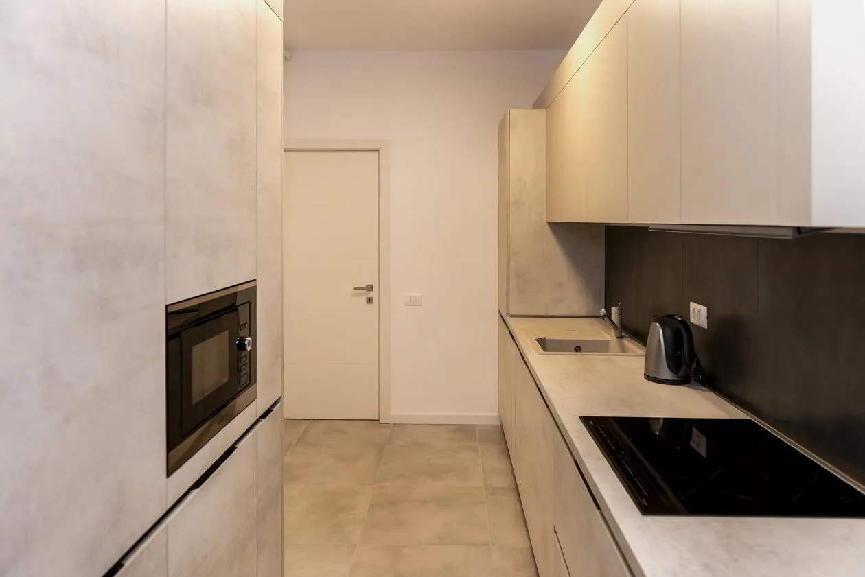Mobila Bucatarie pe un perete, unita cu Living-Room si Hol, 63m², x H 244cm — Plita cu inductie montata pe blat — foto 1 din 2