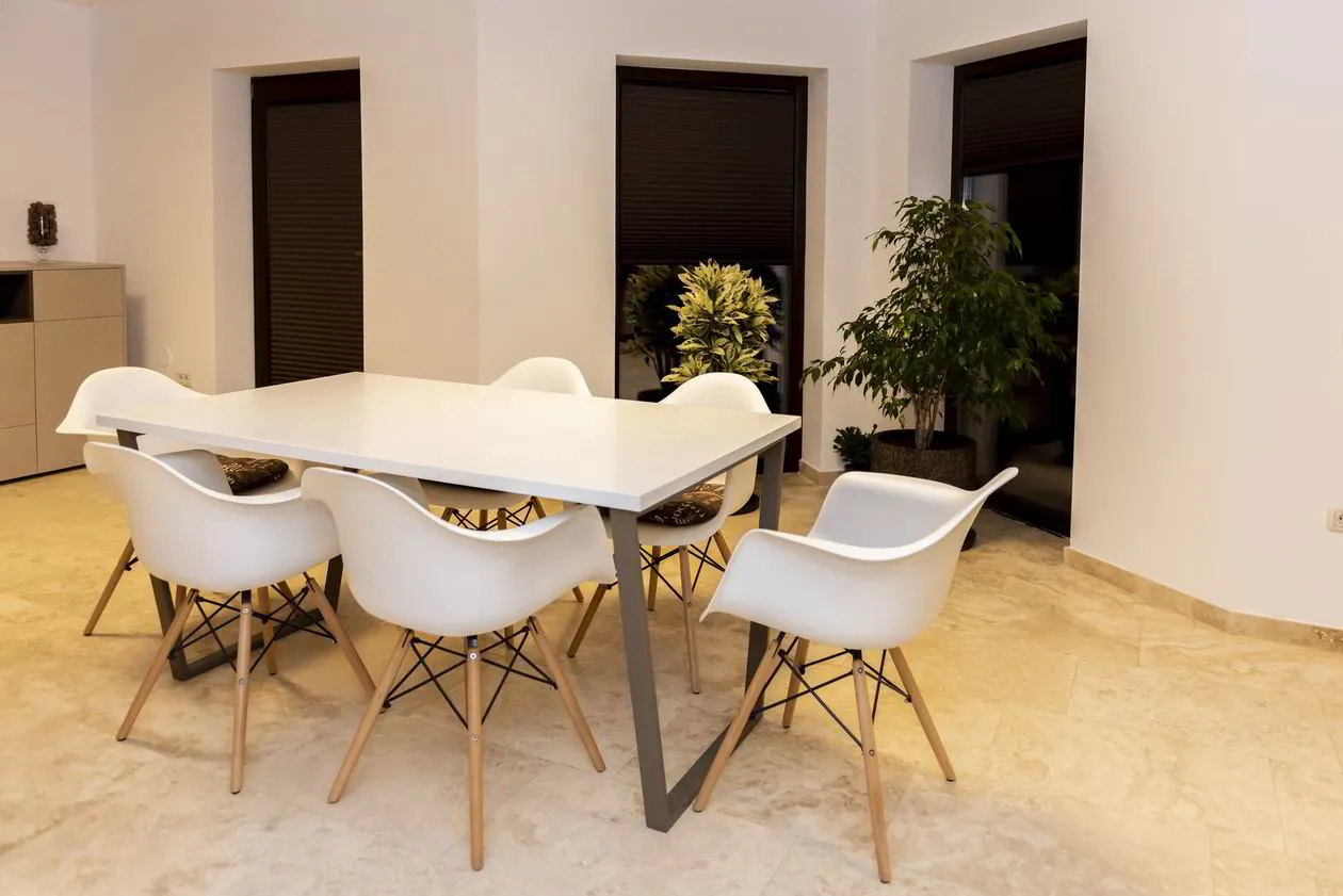 Mobila Bucatarie pe un perete, unita cu Living-Room si Hol, 63m², x H 244cm — Masa fixa — foto 2 din 2