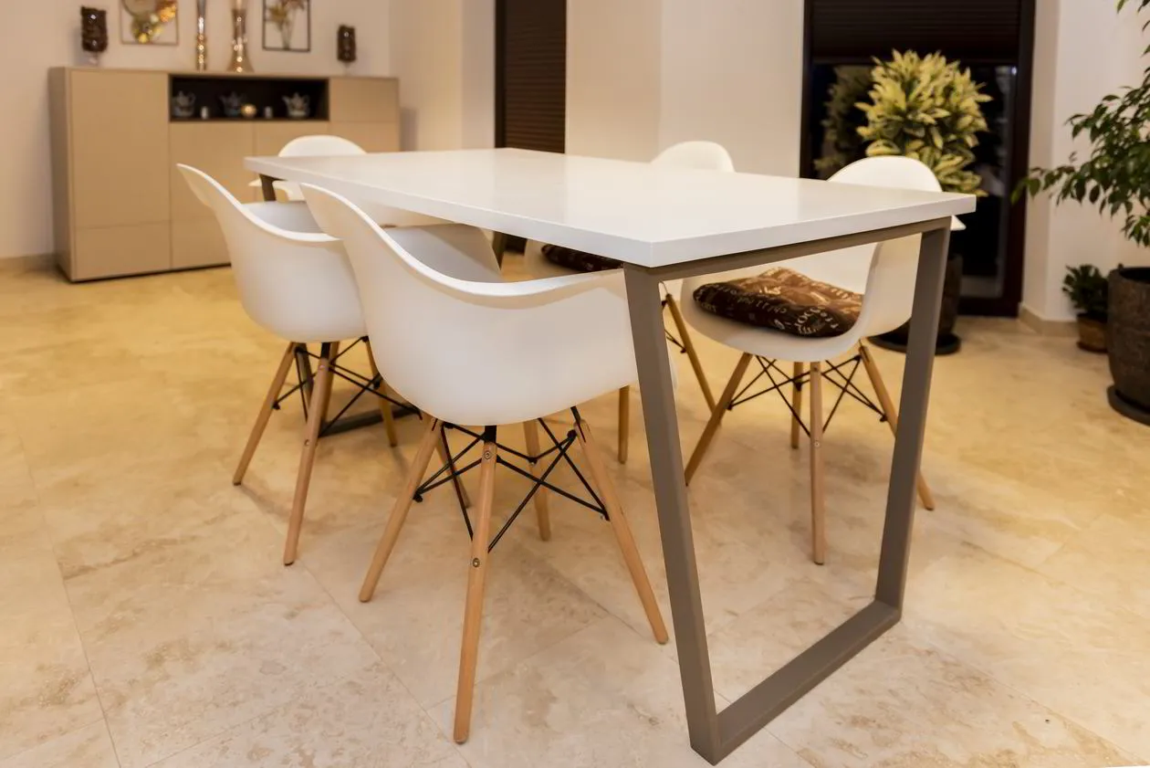 Mobila Bucatarie pe un perete, unita cu Living-Room si Hol, 63m², x H 244cm — Masa fixa — foto 1 din 2