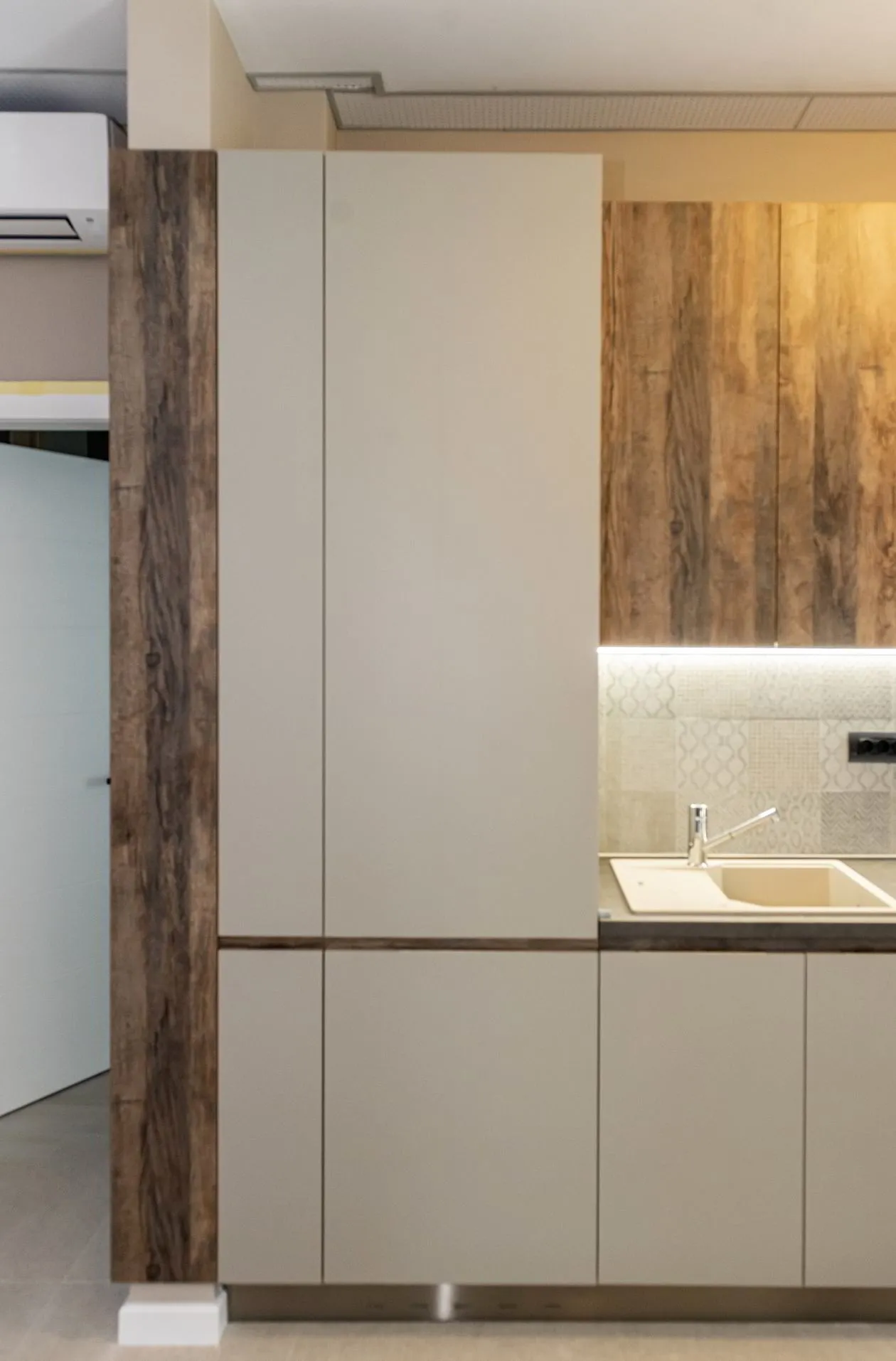 Mobila Bucatarie pe un perete, unita cu Living-Room si Hol, 63m², x H 244cm — foto 29 din 36