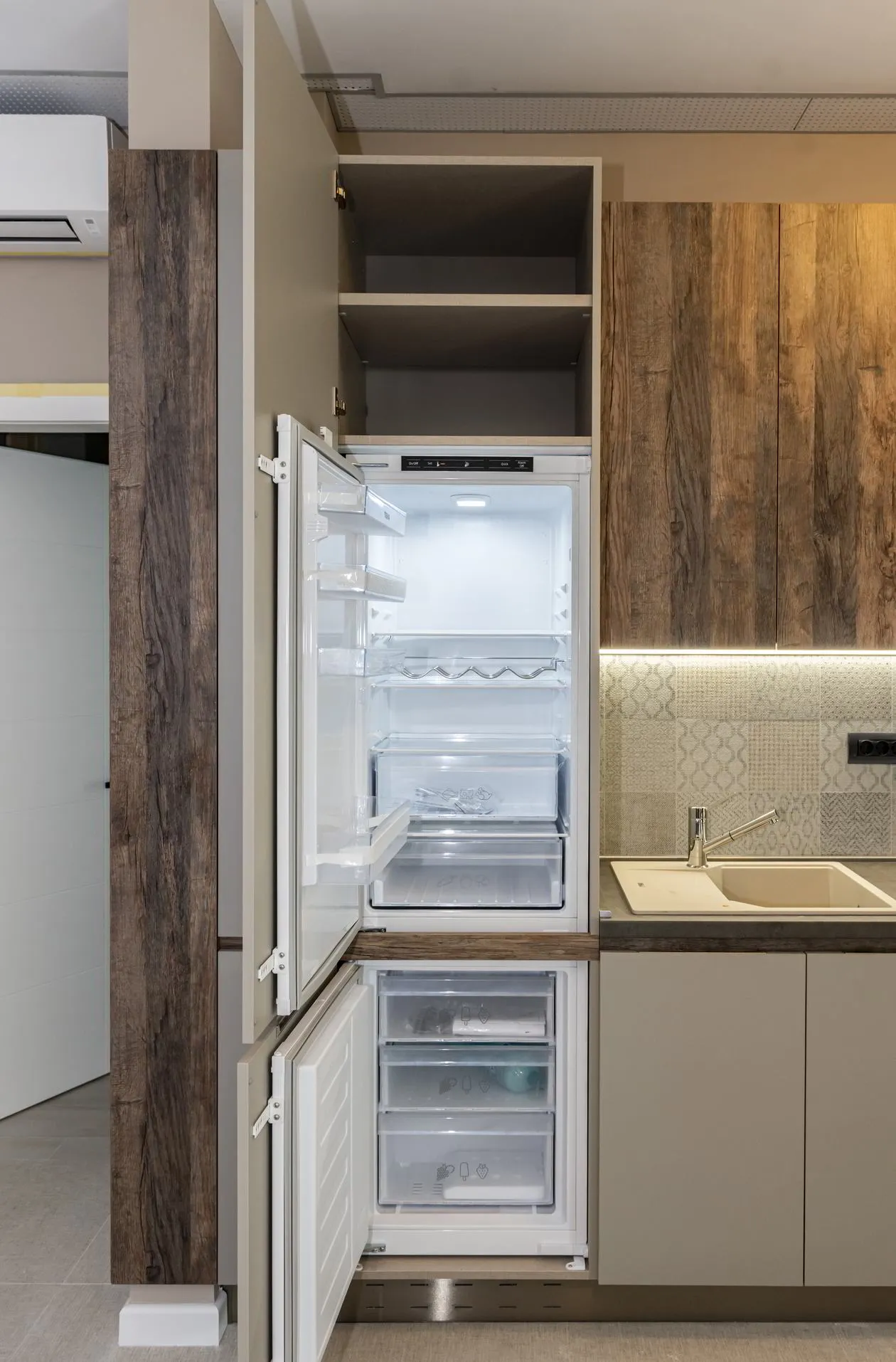 Mobila Bucatarie pe un perete, unita cu Living-Room si Hol, 63m², x H 244cm — foto 30 din 36