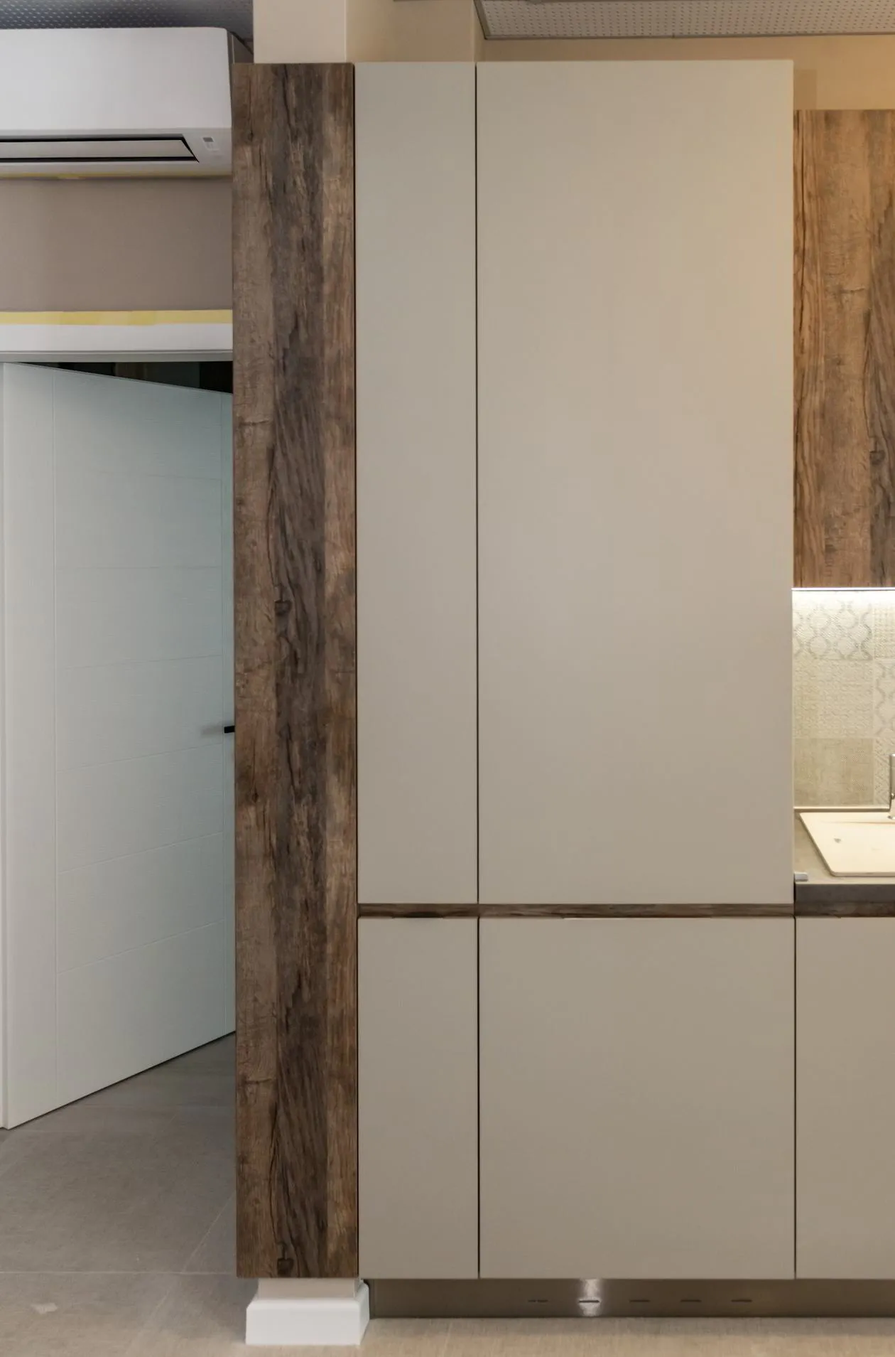 Mobila Bucatarie pe un perete, unita cu Living-Room si Hol, 63m², x H 244cm — foto 31 din 36