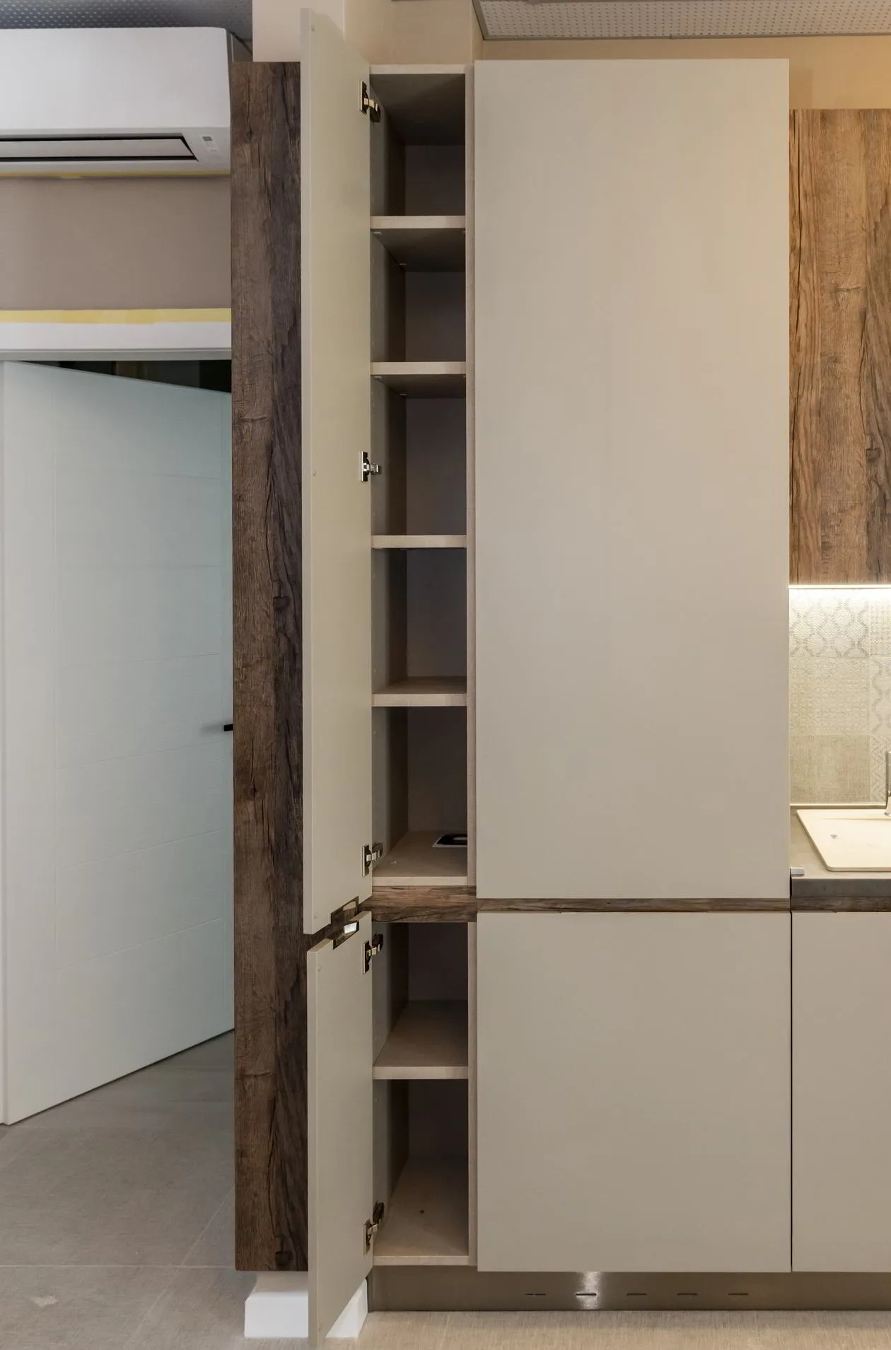 Mobila Bucatarie pe un perete, unita cu Living-Room si Hol, 63m², x H 244cm — foto 32 din 36