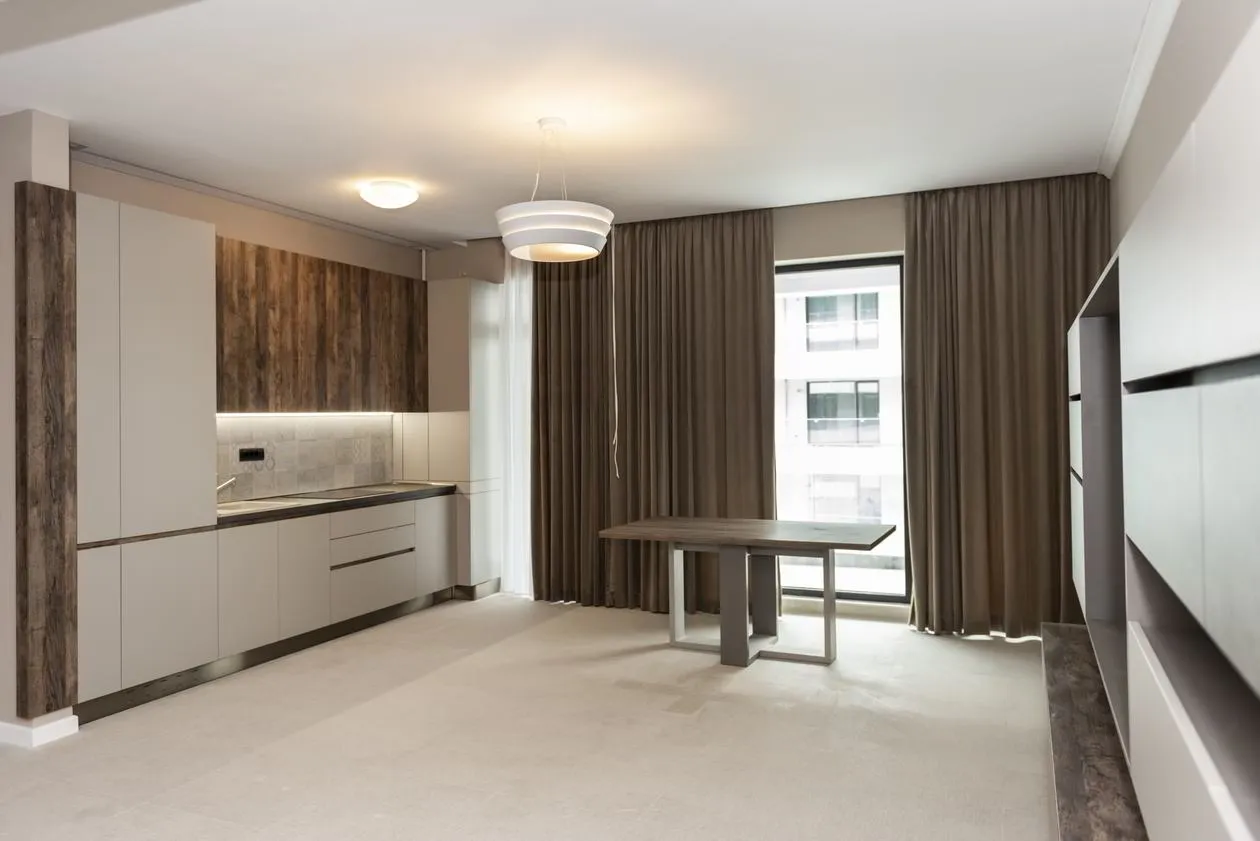 Mobila Bucatarie pe un perete, unita cu Living-Room si Hol, 63m², x H 244cm