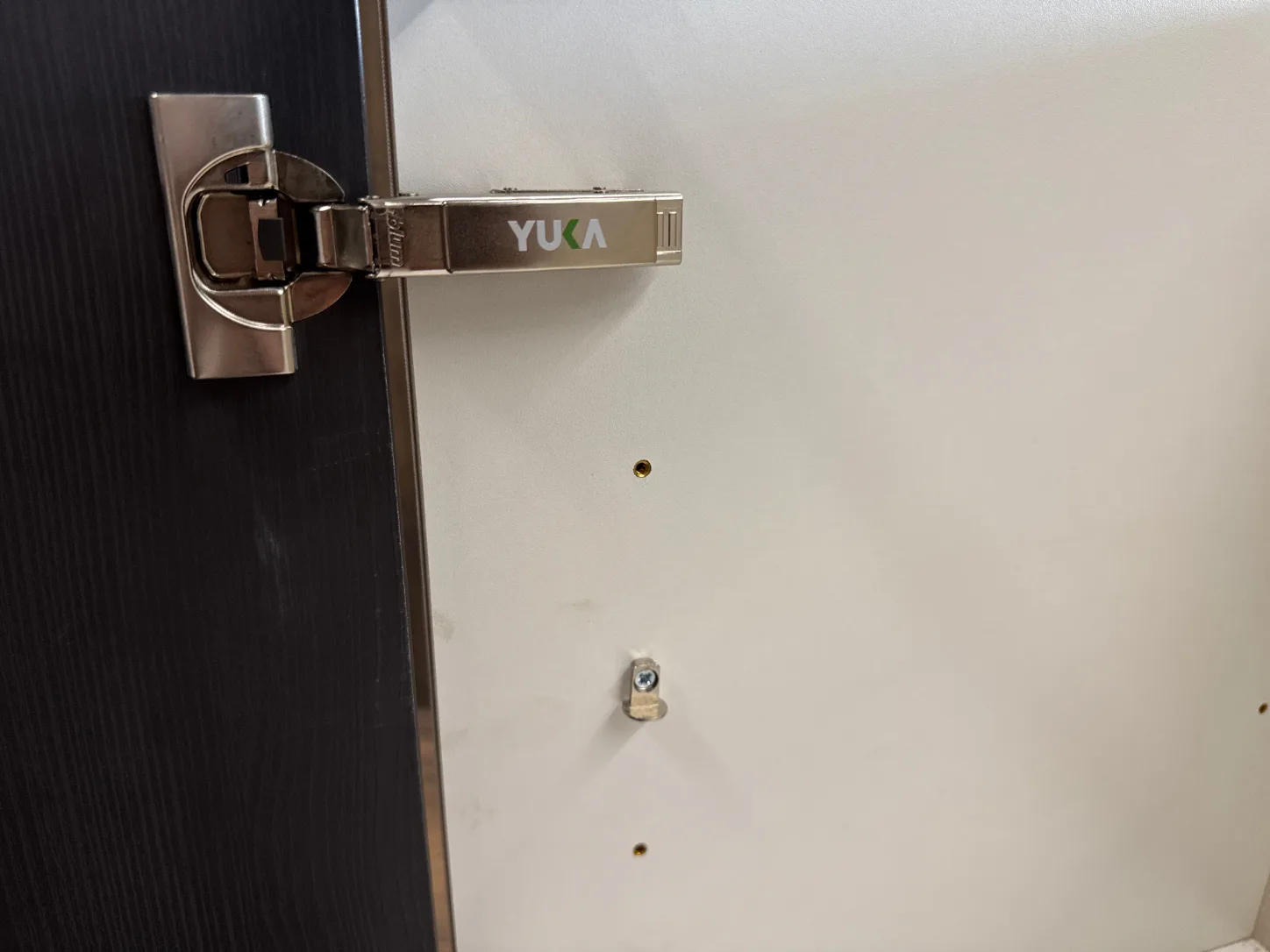 Diblu din alamă montat în poziția de reglaj pentru poliță, în lateralul corpului YUKA