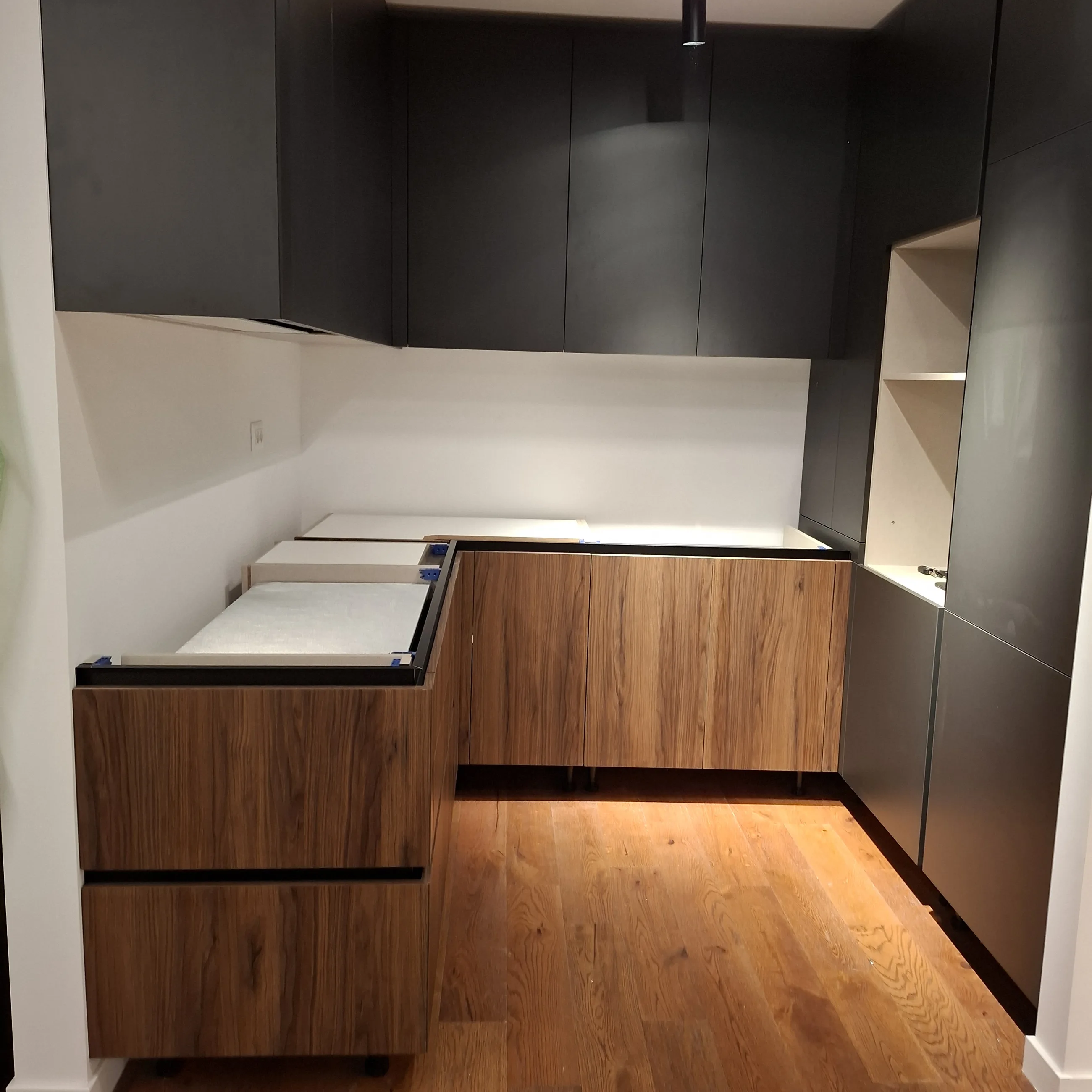 Accesoriul de protecție folosit sub plitele electrice și cu inducție